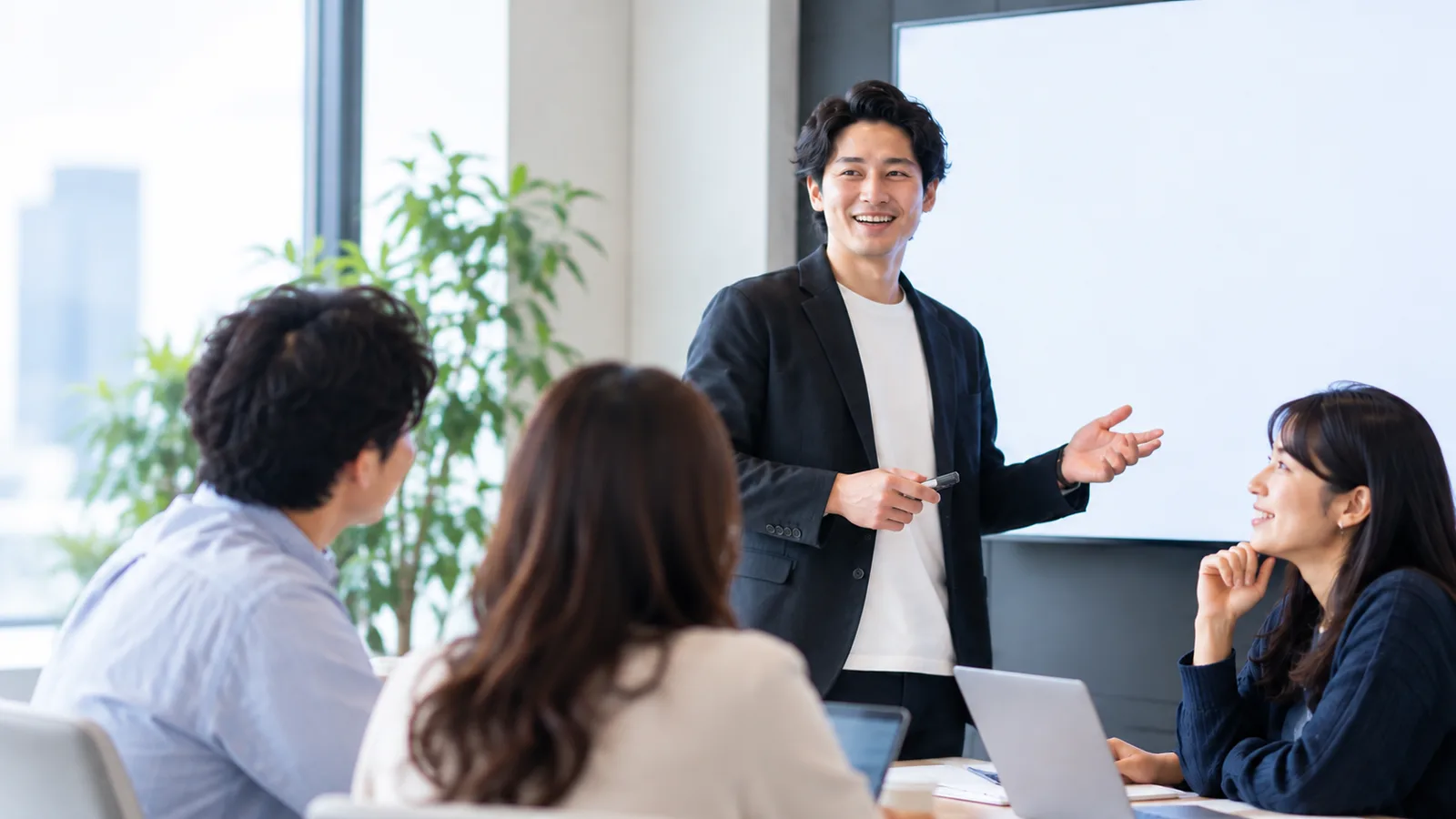 会議室で議論するFactXのメンバー