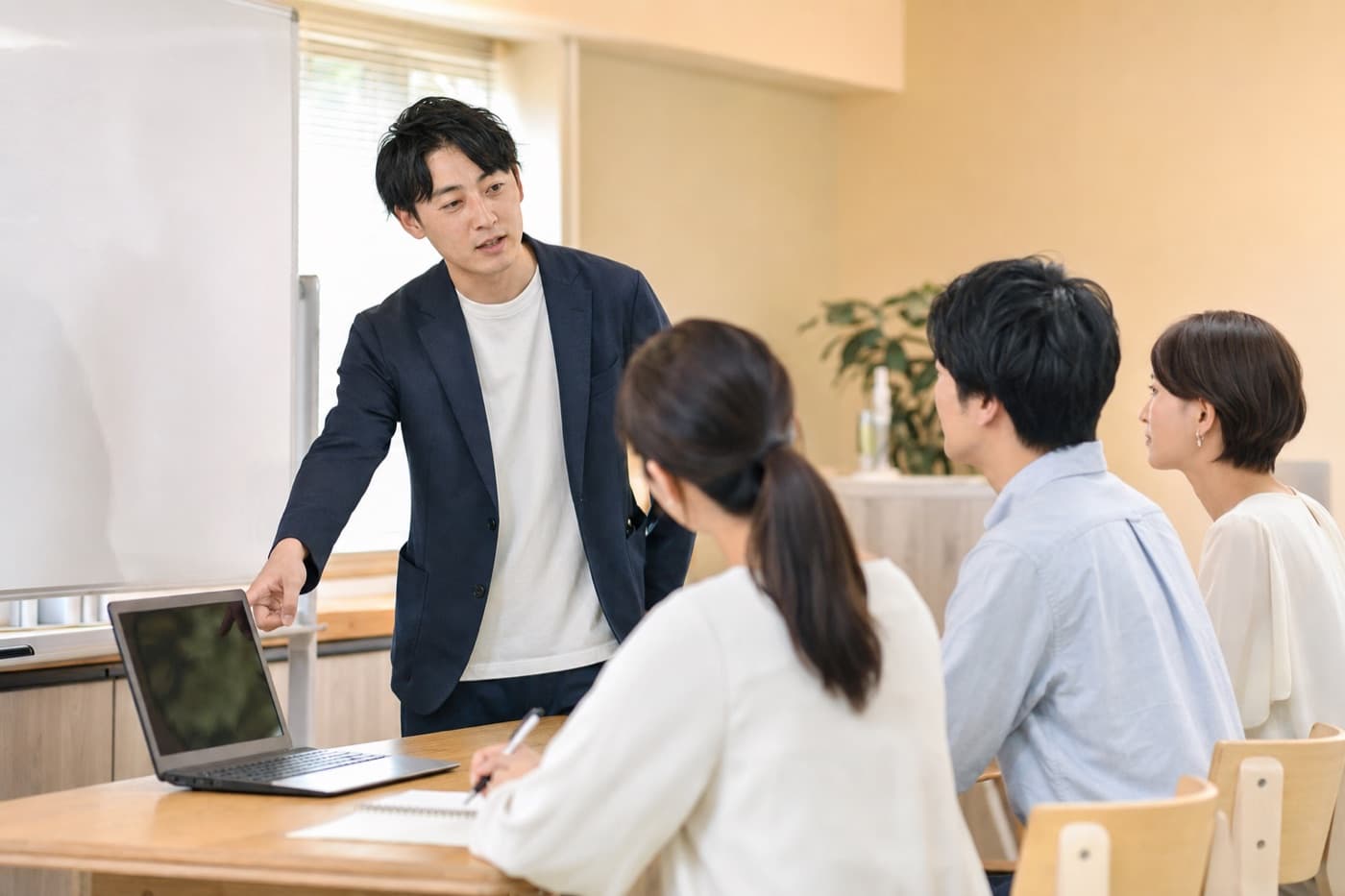 受講者の質問にその場で答える講師